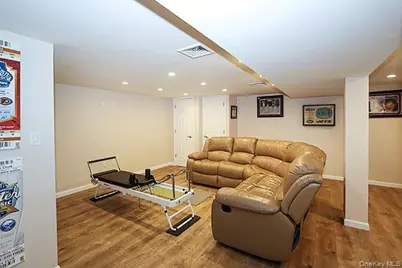 956 Hancock Avenue, Franklin Square, NY 11010 - Photo 28