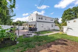 109 Periwinkle Rd, Levittown, NY 11756 - Photo 24