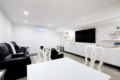 40 Tiffany Circle, Manhasset, NY 11030 - Photo 34