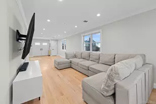 914 Arctic St, Lindenhurst, NY 11757 - Photo 4