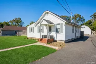 29 Robert St, Patchogue, NY 11772 - Photo 2