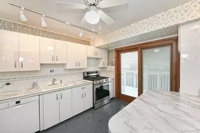 28 Halcourt Drive, Plainview, NY 11803 - Photo 12