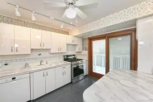 28 Halcourt Dr, Plainview, NY 11803 - Photo 12