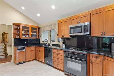 17 Bluebird Lane, Huntington, NY 11743 - Photo 30