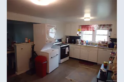 725 W Main Street, Riverhead, NY 11901 - Photo 22