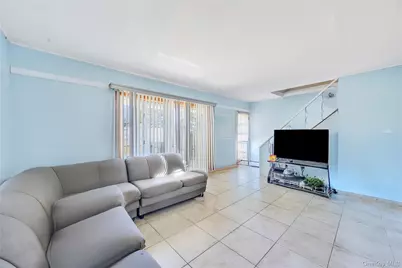 16 Cloister Lane, Hicksville, NY 11801 - Photo 4