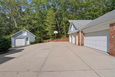 250 Manor Road, Huntington, NY 11743 - Photo 38