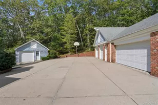 250 Manor Rd, Huntington, NY 11743 - Photo 38