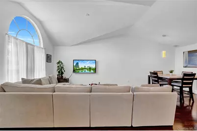 704 Breton Way #704, Glen Cove, NY 11542 - Photo 6