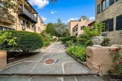 215 Middle Neck Road #D3, Great Neck, NY 11021 - Photo 2