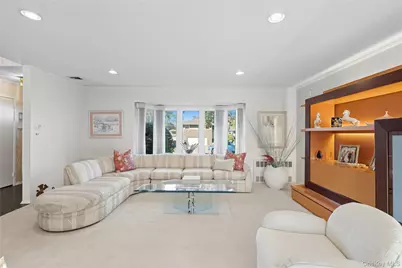 17 Center Drive, Syosset, NY 11791 - Photo 14