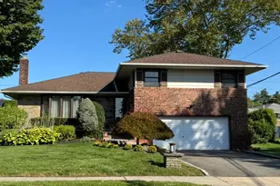 17 Center Dr, Syosset, NY 11791 - Photo 2