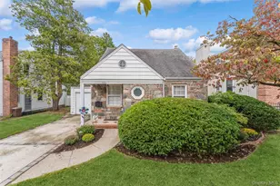 596 Foch Blvd, Williston Park, NY 11596 - Photo 2