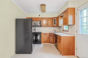 175 Pleasant St, Ronkonkoma, NY 11779 - Photo 16