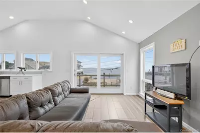 88 Bayview Avenue W, Lindenhurst, NY 11757 - Photo 10