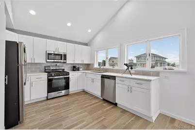 88 Bayview Avenue W, Lindenhurst, NY 11757 - Photo 6