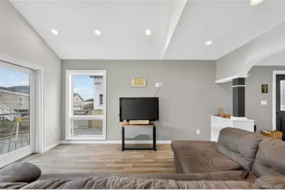 88 Bayview Avenue W, Lindenhurst, NY 11757 - Photo 10
