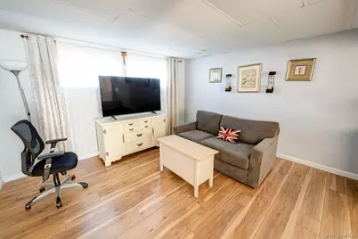 635 S Wellwood Avenue, Lindenhurst, NY 11757 - Photo 12