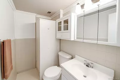 635 S Wellwood Avenue, Lindenhurst, NY 11757 - Photo 14