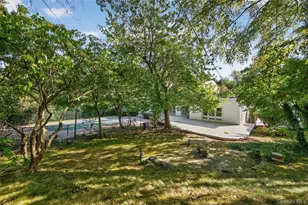 39 Hummingbird Dr, East Hills, NY 11576 - Photo 32