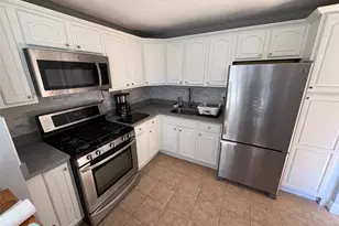 33 Newbrook Ln, Bay Shore, NY 11706 - Photo 2