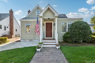 323 Barwick Blvd, Mineola, NY 11501 - Photo 2