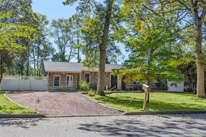 4 Model Court, Rocky Point, NY 11778 - Photo 2