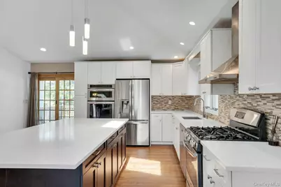 33 Pittoni Drive, Commack, NY 11725 - Photo 16