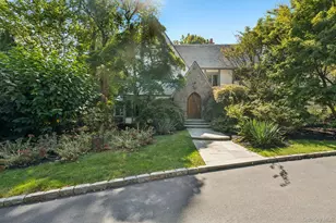 18 Heights Rd, Manhasset, NY 11030 - Photo 2