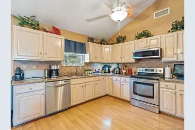 15 New York Avenue, Bay Shore, NY 11706 - Photo 6