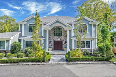 4 Carriage Court, Dix Hills, NY 11746 - Photo 4