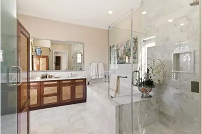 6000 Royal Court #6303, North Hills, NY 11040 - Photo 24