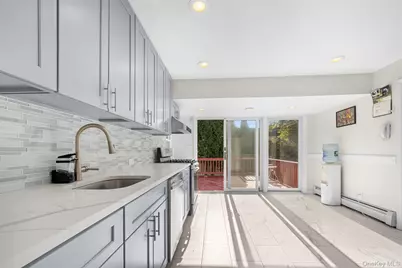 94 Phipps Lane, Plainview, NY 11803 - Photo 14