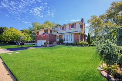 94 Phipps Lane, Plainview, NY 11803 - Photo 2