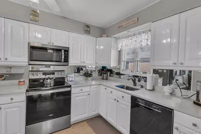 316 Vanderbilt Boulevard, Oakdale, NY 11769 - Photo 4