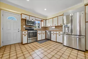 1982 Stratford Dr, Westbury, NY 11590 - Photo 10