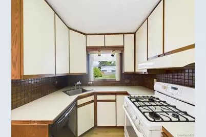 408 Briarwood Road, Massapequa, NY 11758 - Photo 12