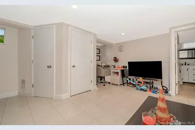 10 Pansy Avenue, Floral Park, NY 11001 - Photo 16