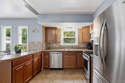 10 Riverdale Avenue, Oakdale, NY 11769 - Photo 14