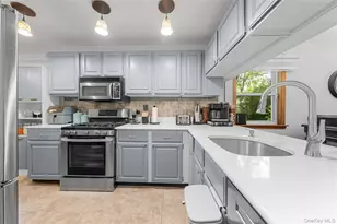 18 Lindsey Ct, Holtsville, NY 11742 - Photo 10