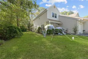 18 Lindsey Ct, Holtsville, NY 11742 - Photo 4