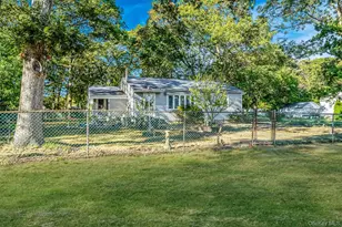 529 Elder Ln, Ronkonkoma, NY 11779 - Photo 2