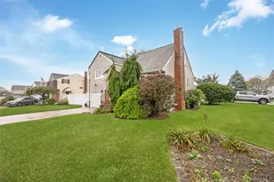 138 Eastgate Rd, Massapequa Park, NY 11762 - Photo 2