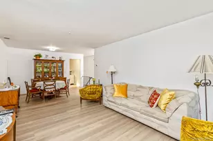 202 Pointe Cir N, Coram, NY 11727 - Photo 4