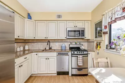 202 Pointe Circle North #202, Coram, NY 11727 - Photo 8