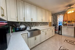 12 Hilton Ct, Hicksville, NY 11801 - Photo 2