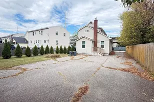 49 Railroad Ave, Amityville, NY 11701 - Photo 2