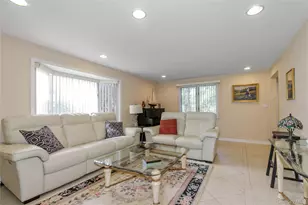 7 Robbins Ln, Great Neck, NY 11020 - Photo 4