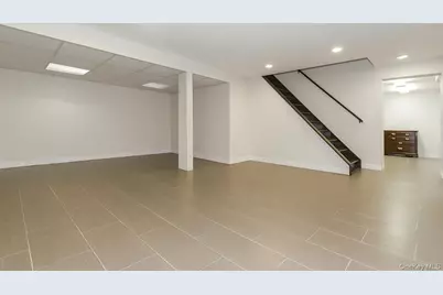 7 Robbins Lane, Great Neck, NY 11020 - Photo 28