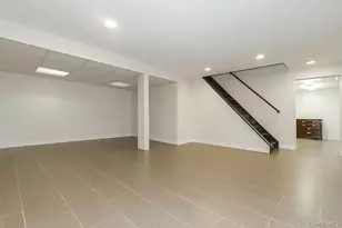 7 Robbins Ln, Great Neck, NY 11020 - Photo 28